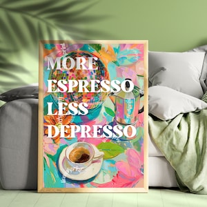 Pode incluir: Uma impressão emoldurada com um fundo abstrato colorido que apresenta uma bola de discoteca, uma cafeteira e uma xícara de café. O texto "More Espresso Less Depresso" está escrito em letras brancas na impressão.