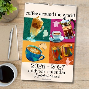 Puede incluir: Calendario semestral 2026-2027, "coffee around the world", con ilustraciones de caf&eacute;s y m&eacute;todos de preparaci&oacute;n. El calendario tiene fondos coloridos y contornos de pa&iacute;ses. El calendario est&aacute; sobre una superficie de madera.