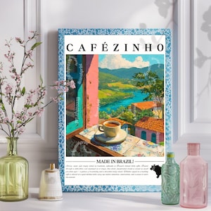K&ouml;nnte beinhalten: Ein gerahmter Druck mit dem Text "CAF&Eacute;ZINHO" und einer malerischen brasilianischen Landschaft. Das Kunstwerk zeigt eine Kaffeetasse auf einer Fensterbank mit Blick auf einen Fluss und Berge. Der Druck ist in einem blau gemusterten Rahmen gefasst.