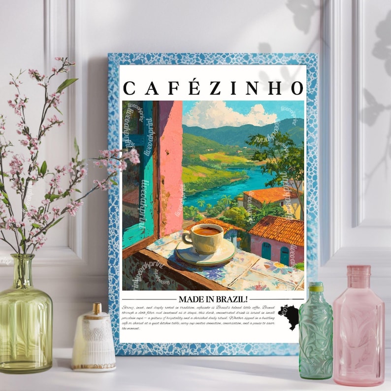 K&ouml;nnte beinhalten: Ein gerahmter Druck mit dem Text "CAF&Eacute;ZINHO" und einer malerischen brasilianischen Landschaft. Das Kunstwerk zeigt eine Kaffeetasse auf einer Fensterbank mit Blick auf einen Fluss und Berge. Der Druck ist in einem blau gemusterten Rahmen gefasst.