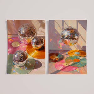 K&ouml;nnte beinhalten: Zwei gerahmte Kunstdrucke mit Discokugeln und Schallplatten. Die Drucke zeigen eine Sammlung farbenfroher Schallplatten in Rosa, Orange und Gr&uuml;n, zusammen mit reflektierenden Discokugeln. Das Kunstwerk hat ein Retro-Vintage-Thema.