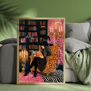 Hexe in einer maximalistischen Bibliothek - lesende Hexe Druck - Pinkoween Druck - süße Hexe Druck - rosa Halloween Dekor - Herbst Lesedekor