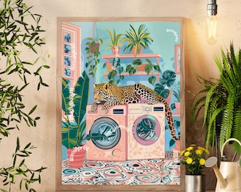 Könnte beinhalten: Eine farbenfrohe Illustration eines Leoparden, der sich auf zwei rosa Waschmaschinen in einem Dschungel-Wäscheraum entspannt. Der Raum ist mit üppigen grünen Pflanzen und einem Fenster mit Blick auf eine tropische Landschaft gefüllt.