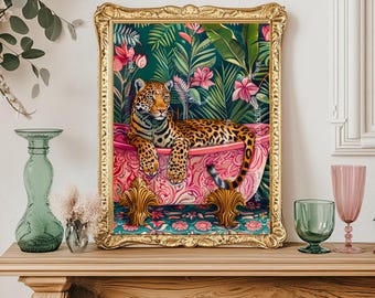 Può includere: Una stampa artistica incorniciata raffigurante un leopardo disteso in una vasca da bagno rosa con uno sfondo tropicale. L'opera d'arte è in una cornice dorata e ornata. La stampa è esposta su un caminetto in legno con vetreria decorativa.