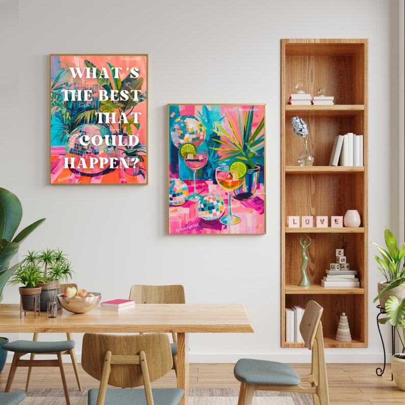 Pu&ograve; includere: Due dipinti astratti colorati con uno schema di colori rosa, blu e verde. Un dipinto presenta una palla da discoteca e il testo "What's the best that could happen?" L'altro dipinto presenta un bicchiere di bevanda rosa con una fetta di lime e una palla da discoteca.