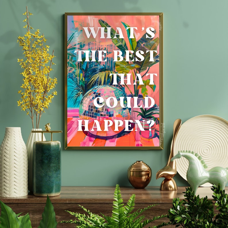Pu&ograve; includere: Una stampa incorniciata in oro con uno sfondo rosa e verde che presenta una palla da discoteca e il testo "What's the best that could happen?"