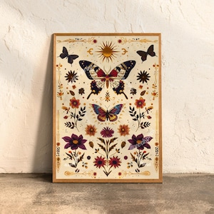 Op de afbeelding: Een vintage-print met een kleurrijke vlinder met rode, blauwe en gele vleugels, omringd door gestileerde bloemen en bladeren in tinten rood, geel en paars. De achtergrond is cr&egrave;mekleurig met gouden accenten.