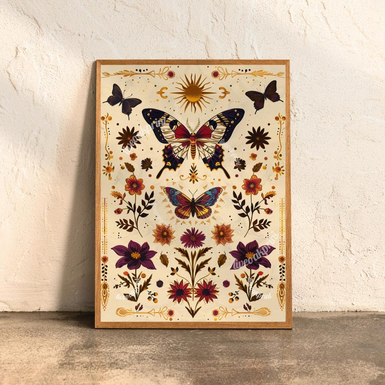 Op de afbeelding: Een vintage-print met een kleurrijke vlinder met rode, blauwe en gele vleugels, omringd door gestileerde bloemen en bladeren in tinten rood, geel en paars. De achtergrond is cr&egrave;mekleurig met gouden accenten.