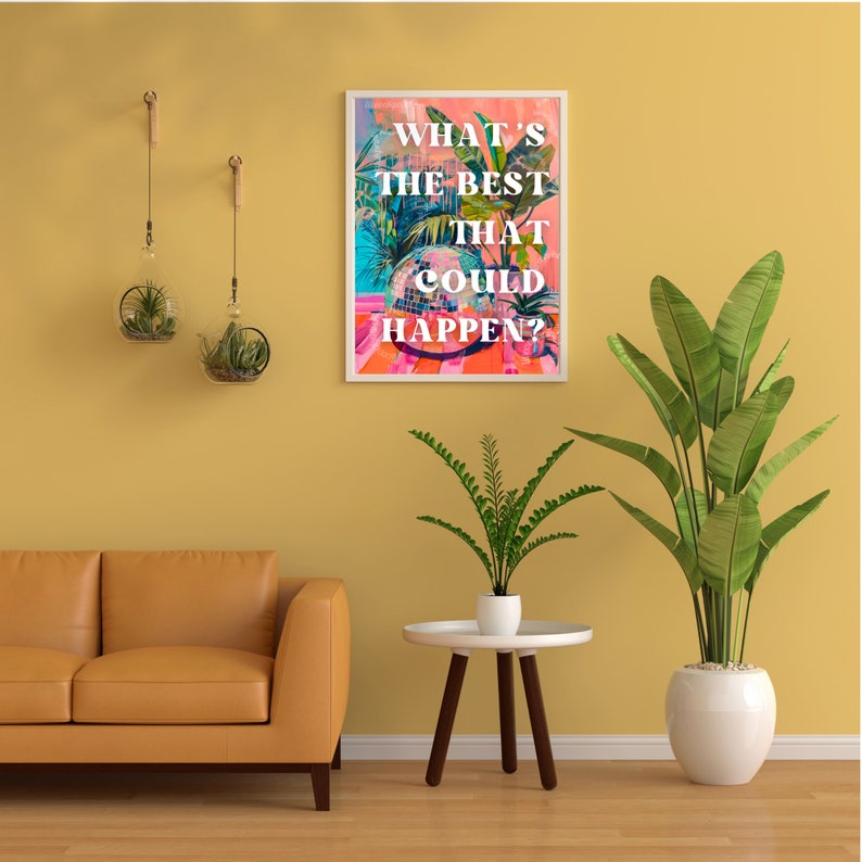 Pu&ograve; includere: Una stampa incorniciata con uno sfondo colorato e il testo "What's the best that could happen?" in lettere bianche. La stampa &egrave; appesa a un muro giallo con un divano in pelle marrone, un tavolino e due piante in vaso.