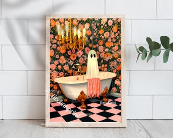 Pode incluir: Impressão emoldurada de um fantasma numa banheira. O fantasma está envolto em um lençol branco com buracos pretos para os olhos. A casa de banho tem papel de parede floral, um candelabro dourado e um chão xadrez rosa e preto. Uma toalha rosa está pendurada na banheira.