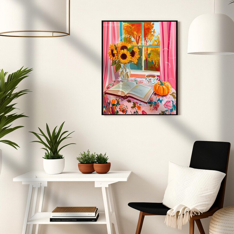Op de afbeelding: Een schilderij van een knusse herfstsfeer met een raam dat uitkijkt op een kleurrijk herfstlandschap. Een open boek ligt op een tafel met een kopje thee en een kleine pompoen. Zonnebloemen in een vaas staan op de tafel.