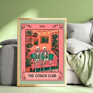 Carta del Tarot del Club del Sofá – Descarga digital – Arte mural de tarot divertido y acogedor – Imprimible bohemio de brujas – Adictos al sofá se unen – Arte digital de tarot
