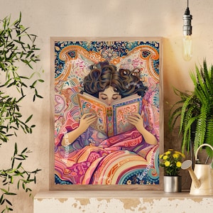 Può includere: Una donna con i capelli castani ricciati giace a letto, coperta da una coperta con un motivo colorato, leggendo un libro con un motivo simile. Il libro è aperto e le mani della donna sono visibili mentre lo tengono.