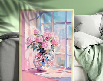 Op de afbeelding: Een schilderij van een boeket roze bloemen in een zilveren discobal-vaas, tegen een raam met uitzicht op een blauwe lucht. Het schilderij is ingelijst in een licht houten lijst.