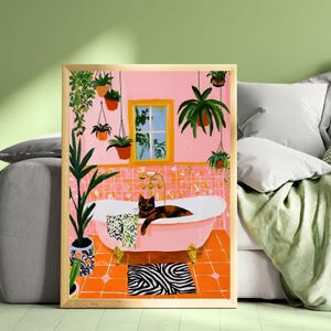 Op de afbeelding: Een ingelijste kunstdruk toont een kat die ontspant in een roze bad. De badkamer heeft oranje tegels, hangplanten en een zebraprint vloerkleed. De kat is bruin en zwart. Het raam heeft een gele lijst.