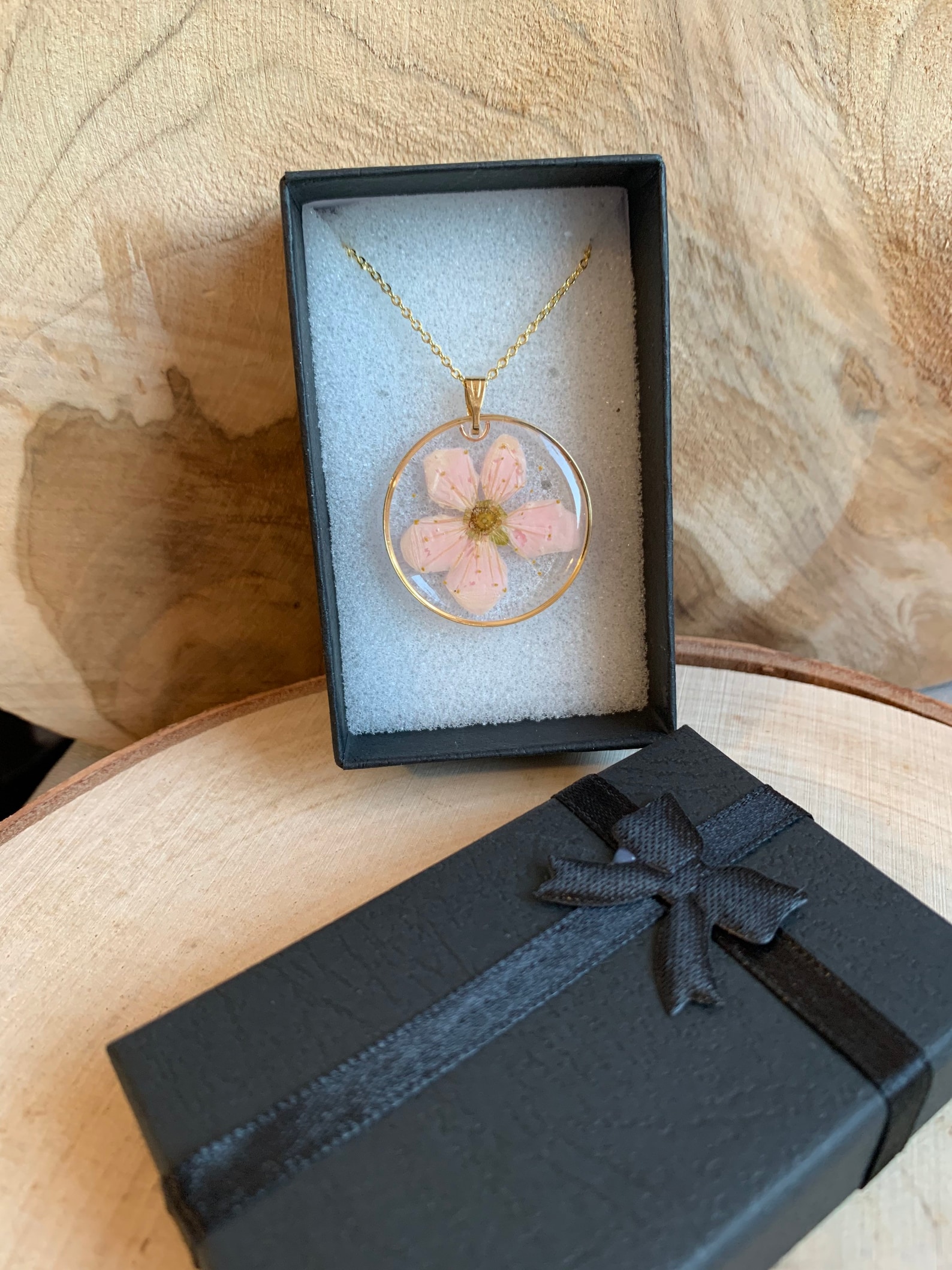 Parure De Bijoux Naturelle - Boucles D'oreilles & Collier Pendentif - Vraies Fleurs Pressées Couleur Corail - Résine Et Acier Inox - Neuf Avec étiquettes