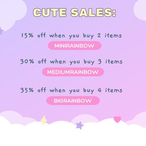 Puede incluir: Un gr&aacute;fico rosa y morado con nubes y estrellas. El texto "CUTE SALES:" est&aacute; en la parte superior. El texto de abajo enumera los descuentos por la compra de varios art&iacute;culos: 15% de descuento al comprar 2 art&iacute;culos (MINIRAINBOW), 30% de descuento al comprar 3 art&iacute;culos (MEDIUMRAINBOW) y 35% de descuento al comprar 4 art&iacute;culos (BIGRAINBOW).