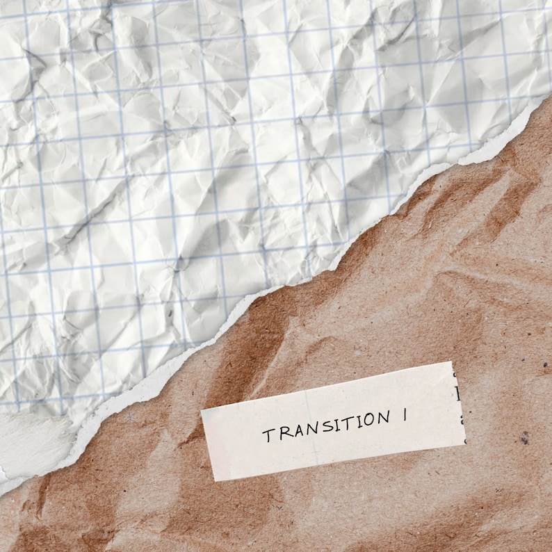 K&ouml;nnte beinhalten: Ein wei&szlig;es Blatt zerknittertes Notizbuchpapier mit blauen Gitterlinien ist am Rand zerrissen und auf eine braune Papieroberfl&auml;che gelegt. Eine wei&szlig;e rechteckige Notiz mit dem Text "TRANSITION I" liegt auf dem braunen Papier.