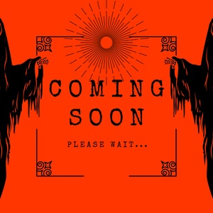 Puede incluir: Un gráfico naranja con dos figuras negras de la Parca, un diseño de rayos de sol y las palabras "COMING SOON" y "PLEASE WAIT..." en negrita. El diseño tiene un tema de Halloween o gótico.