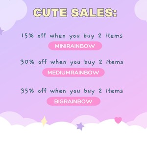 K&ouml;nnte beinhalten: Ein rosa-violetter Farbverlaufshintergrund mit wei&szlig;en Wolken und Sternen. Der Text "CUTE SALES:" befindet sich oben im Bild. Unter dem Text befinden sich drei Angebote f&uuml;r Rabatte auf K&auml;ufe von zwei Artikeln. Die Angebote sind 15%, 30% und 35% Rabatt. Jedes Angebot hat einen Button mit dem Text "MINIRAINBOW", "MEDIUMRAINBOW" und "BIGRAINBOW".