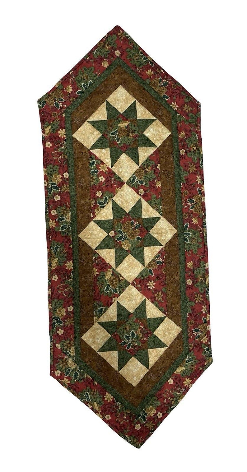 Gesteppter Tischläufer, Patchwork, wendbar, LeMoyne 8-zackiger Stern & Tannenzapfen-Stechpalme Bild 1