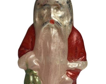 Könnte beinhalten: Ein antiker Weihnachtsbaumschmuck aus Glas, der den Weihnachtsmann in einem rot-weißen Anzug zeigt, der einen grünen Sack hält. Der Schmuck hat eine silberne Metallic-Oberfläche und einen silbernen Drahtbügel.