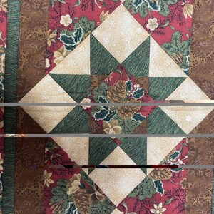 Gesteppter Tischläufer, Patchwork, wendbar, LeMoyne 8-zackiger Stern & Tannenzapfen-Stechpalme Bild 2