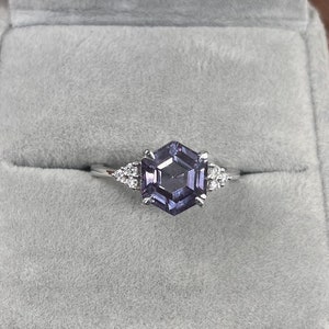 Superbe bague hexagonale, bague de fiançailles en alexandrite pour femme, bague de naissance juin, bague de proposition hexagonale pour elle, bague de mariée solitaire