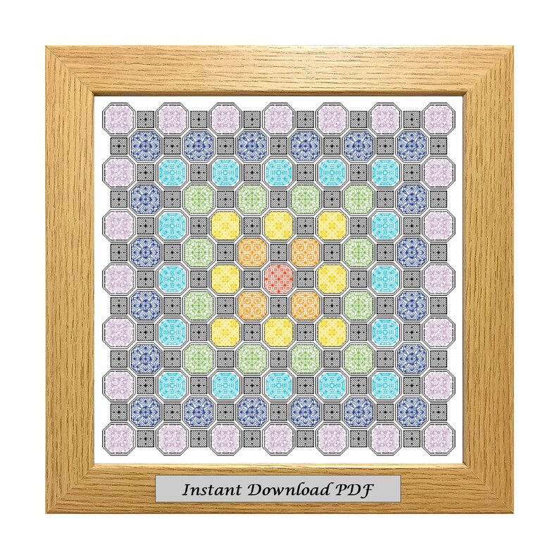 K&ouml;nnte beinhalten: Ein gerahmtes Kreuzstichmuster mit einem farbenfrohen geometrischen Design, das ein zentrales Achteck mit konzentrischen Ringen von Achtecken umgibt. Das Design ist in Schattierungen von Lila, Blau, Gr&uuml;n, Gelb, Orange und Rot gehalten. Der Rahmen ist aus hellem Holz gefertigt. Der Text "Sofortiger Download PDF" ist auf einer kleinen Plakette unter dem Bild aufgedruckt.