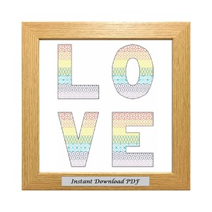 Può includere: Uno schema di ricamo a punto croce incorniciato della parola "LOVE" in colori arcobaleno. Le lettere sono contornate di nero e hanno uno sfondo bianco. La cornice è in legno marrone chiaro. Il testo "Download immediato PDF" è in basso nell'immagine.