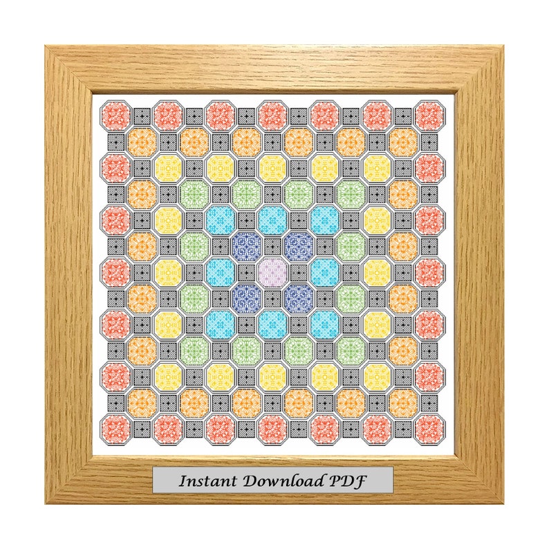 Peut inclure: Un motif de point de croix encadr&eacute; pr&eacute;sentant un motif g&eacute;om&eacute;trique color&eacute; avec un octogone central entour&eacute; de plus petits octogones. Le motif est dans des tons d'orange, jaune, vert, bleu et rose. Le cadre est en bois clair. Le texte "T&eacute;l&eacute;chargement instantan&eacute; PDF" est imprim&eacute; sur une petite plaque sous l'image.