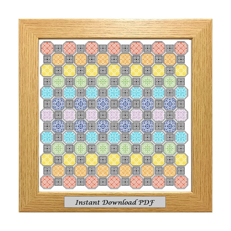 K&ouml;nnte beinhalten: Ein gerahmtes Kreuzstichmuster mit einem farbenfrohen geometrischen Design mit Achtecken und Quadraten. Das Muster ist in Rot-, Orange-, Gelb-, Gr&uuml;n-, Blau-, Lila- und Graut&ouml;nen gehalten. Der Rahmen ist aus hellem Holz. Der Text "Sofortiger Download PDF" ist auf einem wei&szlig;en Etikett unter dem Bild aufgedruckt.