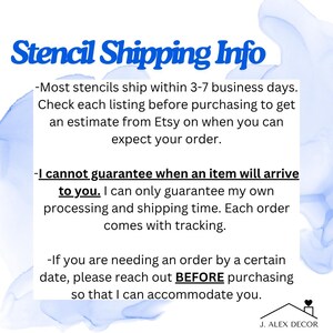 Pu&ograve; includere: Un cartello informativo bianco con testo blu e uno sfondo acquerello blu astratto. Il testo recita Stencil Shipping Info, dettagliando i tempi di elaborazione, le stime di spedizione, il tracciamento e le istruzioni di contatto.