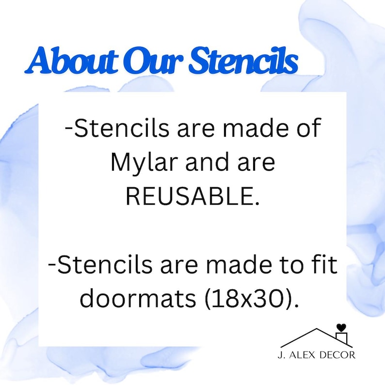 Pu&ograve; includere: Un grafico informativo bianco con testo blu che recita About Our Stencils. Il testo afferma che gli stencil sono realizzati in Mylar, sono riutilizzabili e adatti a zerbini da 18x30 pollici. Il logo J. Alex Decor si trova in basso a destra.