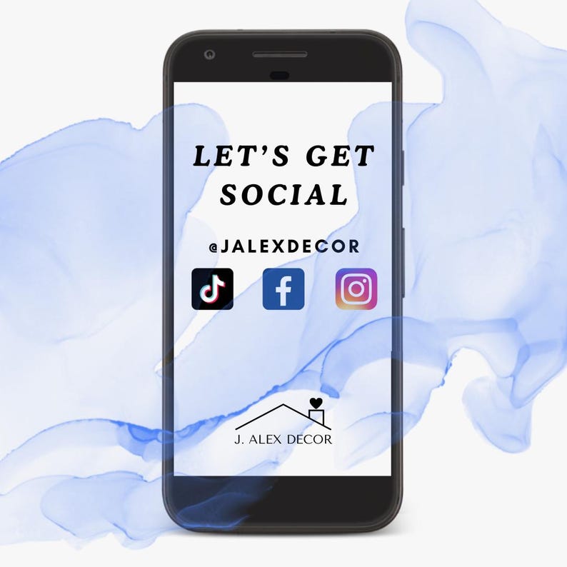 Pu&ograve; includere: Uno smartphone nero che mostra il testo LET'S GET SOCIAL e @JALEXDECOR, insieme alle icone di TikTok, Facebook e Instagram. Sotto c'&egrave; un logo a forma di casa con un cuore e il testo J. ALEX DECOR, su uno sfondo ad acquerello blu.