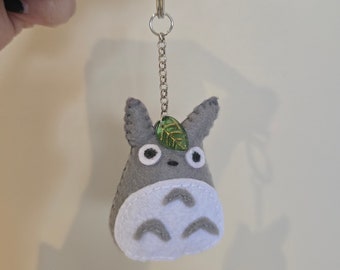 Cute handmade felt plushy Totoro with leaf keychain, anime keychain decorations| Gift for friends