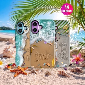 Puede incluir: Tres fundas para teléfono con temática de playa, olas turquesas, espuma blanca y arena beige. Las fundas muestran los nombres Linda y Sarah escritos en la arena, junto con pequeñas estrellas de mar, conchas y cangrejos en la superficie.