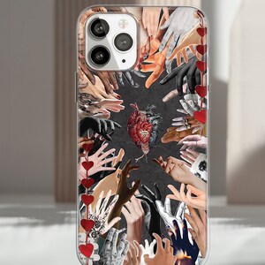 Puede incluir: Funda transparente para tel&eacute;fono con un collage de manos convergiendo en una imagen central de un coraz&oacute;n. Las manos muestran diversos tonos de piel y estilos, algunos con tatuajes. Decoraciones rojas en forma de coraz&oacute;n cuelgan de una cuerda.