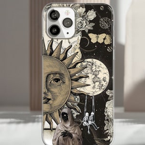 Puede incluir: Funda transparente para tel&eacute;fono con un dise&ntilde;o celestial que presenta un sol, una luna, estrellas y elementos florales. La funda tiene una est&eacute;tica vintage con una combinaci&oacute;n de colores beige y negro. El dise&ntilde;o incluye ilustraciones de mariposas, rosas y figuras.