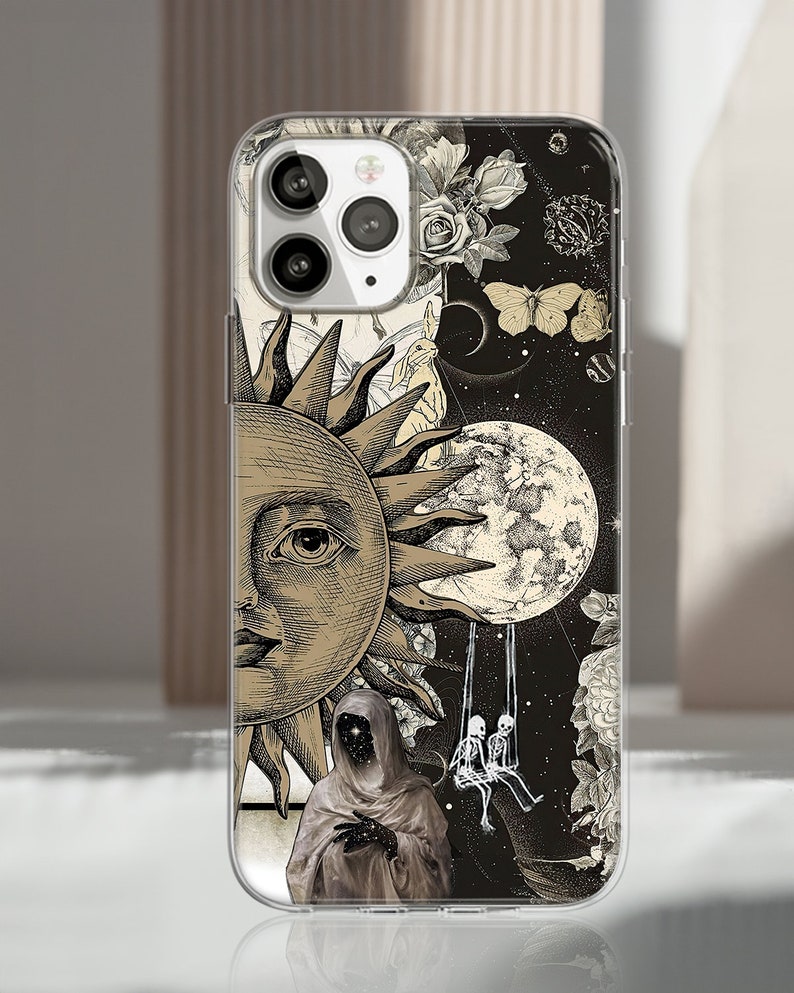 Puede incluir: Funda transparente para tel&eacute;fono con un dise&ntilde;o celestial que presenta un sol, una luna, estrellas y elementos florales. La funda tiene una est&eacute;tica vintage con una combinaci&oacute;n de colores beige y negro. El dise&ntilde;o incluye ilustraciones de mariposas, rosas y figuras.