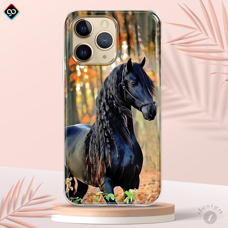 Op de afbeelding: Een transparante telefoonhoes met een zwart paard dat in een bos staat met herfstbladeren. Het paard heeft een lange zwarte manen en staart.