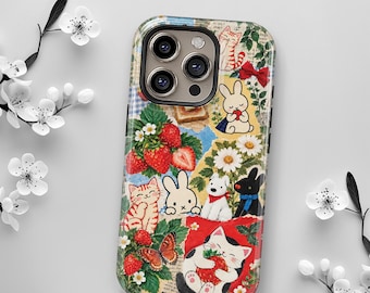 Japanse Kawaii Cottagecore Collage iPhone 18 17 16 15 hoesje, speels natuur dieren aardbei telefoonhoesje voor tienermeisjes