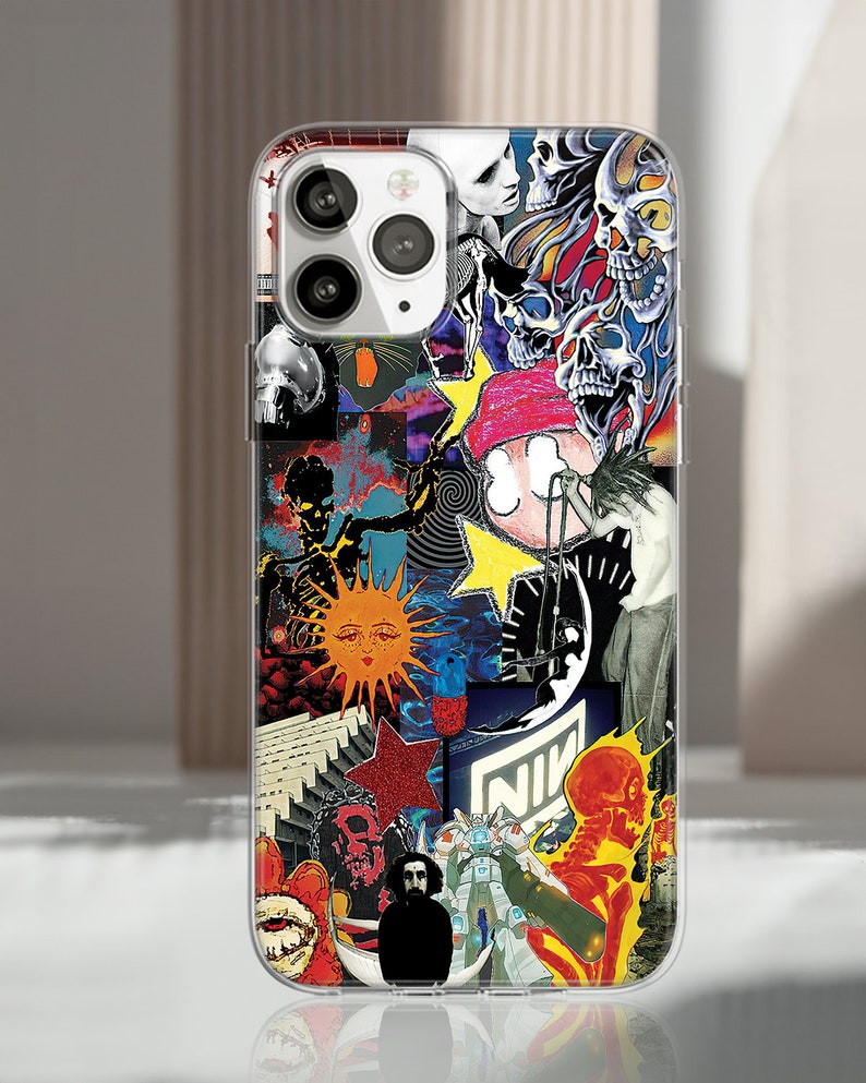 Puede incluir: Funda transparente para tel&eacute;fono con un collage de im&aacute;genes, incluyendo calaveras, una cara de sol y el nombre de la banda "NIN". El dise&ntilde;o incorpora varios colores y estilos art&iacute;sticos, creando una est&eacute;tica audaz y ecl&eacute;ctica.