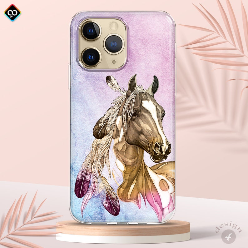 Op de afbeelding: Een transparante telefoonhoes met een aquarelontwerp van een bruin en wit paard met veren. De achtergrond is zacht paars en blauw.