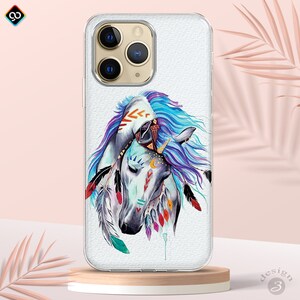 Op de afbeelding: Een transparante telefoonhoes met een witte achtergrond en een kleurrijke aquarel-illustratie van twee paarden met veren en tribale markeringen.