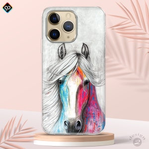 Op de afbeelding: Een transparante telefoonhoes met een kleurrijk abstract schilderij van een wit paardenhoofd. De manen van het paard zijn wit en de achtergrond is grijs.