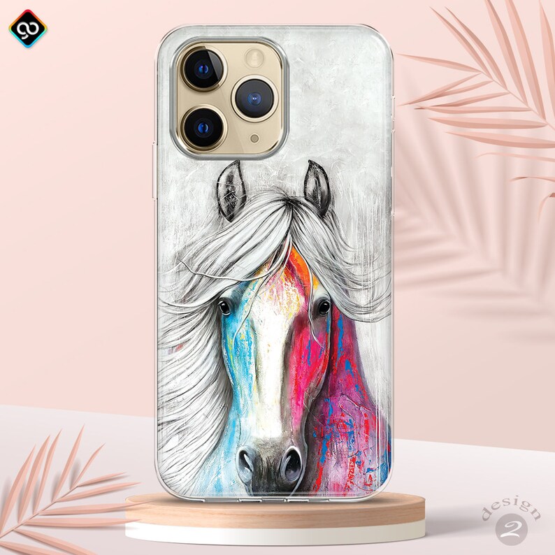 Op de afbeelding: Een transparante telefoonhoes met een kleurrijk abstract schilderij van een wit paardenhoofd. De manen van het paard zijn wit en de achtergrond is grijs.