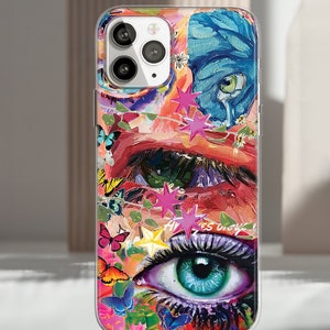 Puede incluir: Funda transparente para tel&eacute;fono con un dise&ntilde;o art&iacute;stico vibrante. La obra de arte incluye un primer plano de un ojo con iris turquesa, rodeado de mariposas de colores, estrellas y pinceladas abstractas. La funda tiene un recorte multic&aacute;mara.