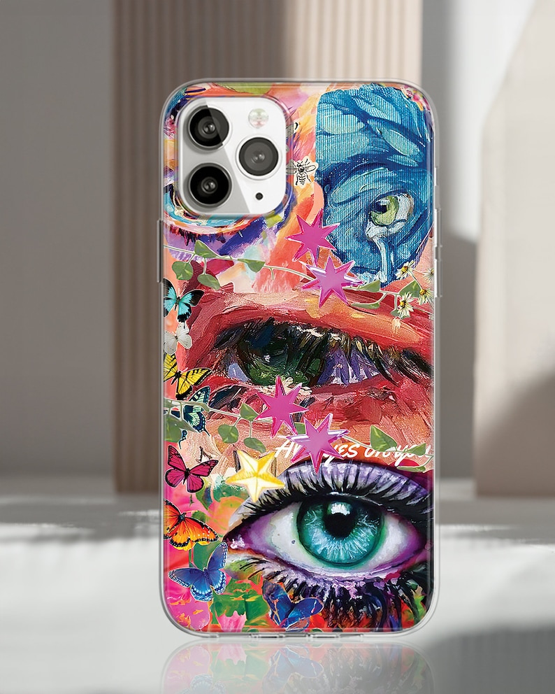 Puede incluir: Funda transparente para tel&eacute;fono con un dise&ntilde;o art&iacute;stico vibrante. La obra de arte incluye un primer plano de un ojo con iris turquesa, rodeado de mariposas de colores, estrellas y pinceladas abstractas. La funda tiene un recorte multic&aacute;mara.