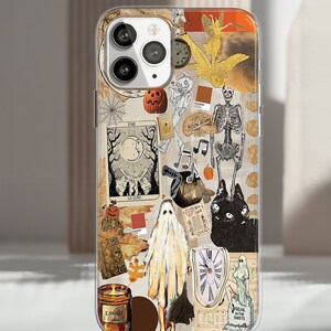 Puede incluir: Funda transparente para tel&eacute;fono con un collage tem&aacute;tico de Halloween. Presenta un esqueleto, un gato negro, un fantasma, una calabaza y un reloj derriti&eacute;ndose. La funda tiene una est&eacute;tica vintage con una vela y el texto "Freak in the Sheets".